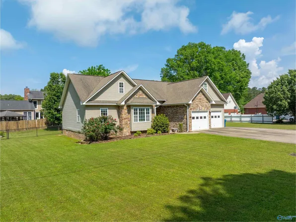 114 Cove Creek Rd, Rainbow City, AL 35906