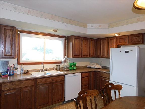 3rd image of 1130 Park St