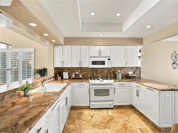 684 Vista Lago Cir N, Palm Desert, CA 92211