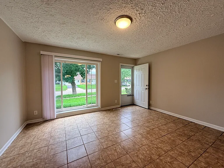 1004 Oakland Dr #1 — Photo 4