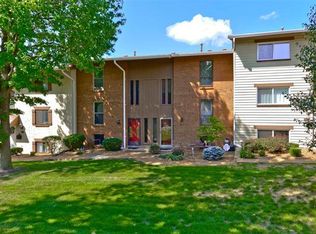 120 Carmel Woods Dr, Ellisville, MO 63021