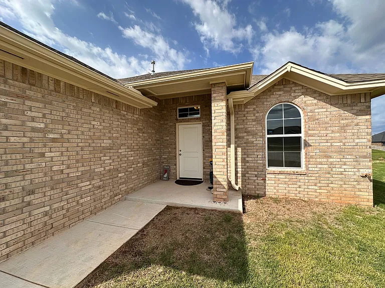5923 NE Yorktown Ct — Photo 2