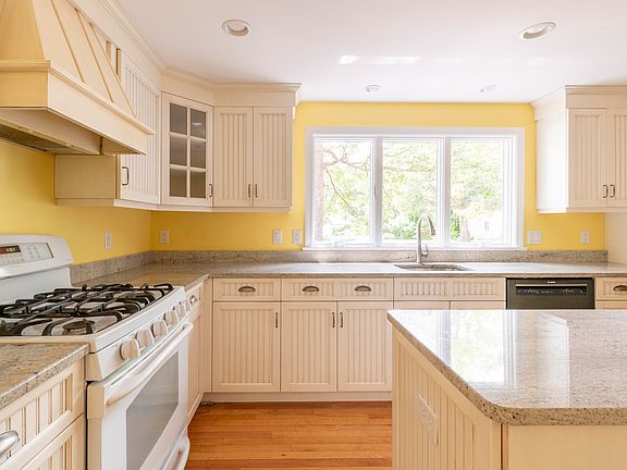 5th image of 170 Beacon Street