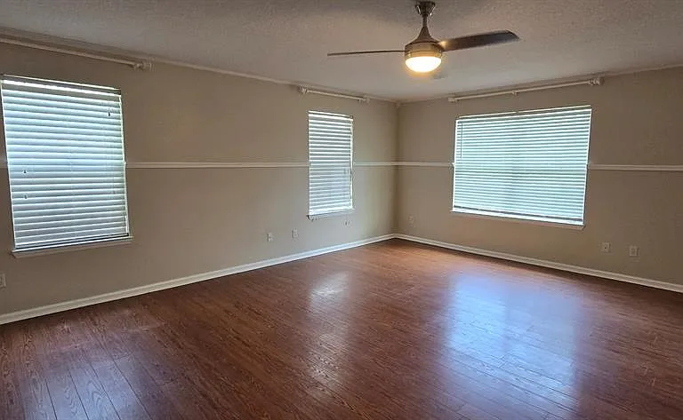 5401 NW 63rd Pl — Photo 2