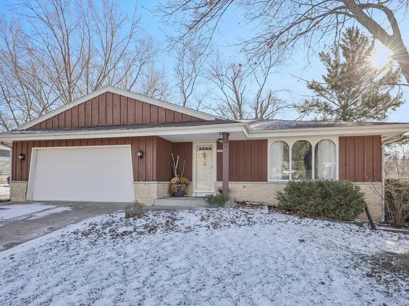 1637 Valley DRIVE, Grafton, WI 53024