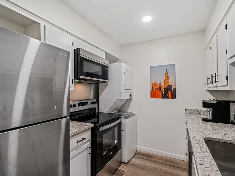 Gorgeous Renovated 1 & 2 Bedroom Apartment @ 1512 Court — Photo 17
