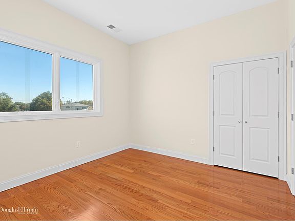 5th image of 347 Hunter Ave