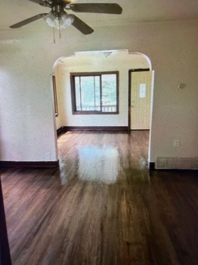 Large 5 Bedroom, 2 Full Bathroom single family home on a quiet block. Ready by 11/15! — Photo 1
