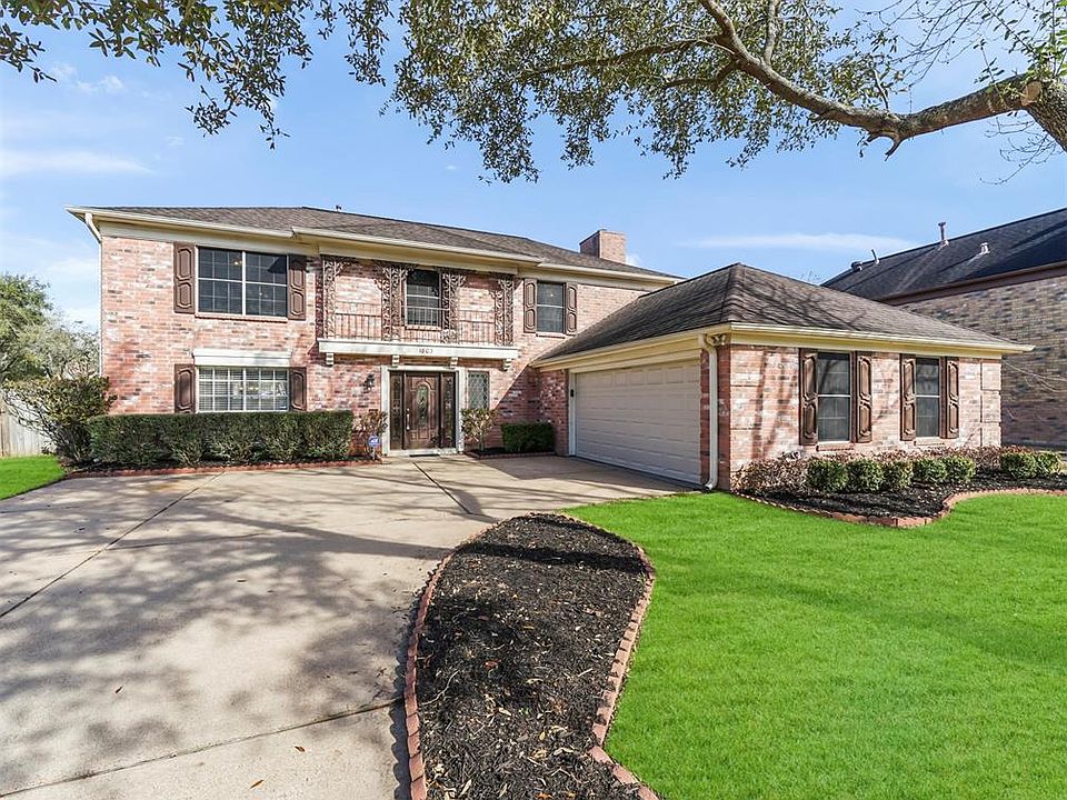Great 4/2.5/2 corner lot home located in the Riverbend South neighborhood of Sugar Land's First Colony. This home has nice curb appeal with brick elevation and New Orleans style details. A wide curved driveway leads to the oversized garage and offers