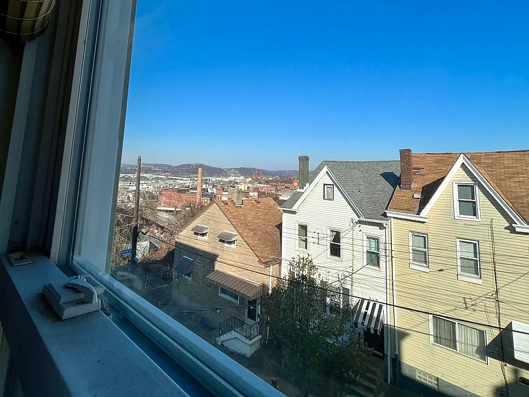 320 Hancock St — Photo 5