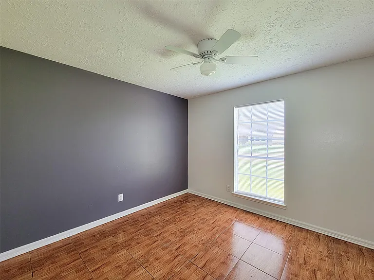 409 S Travis St — Photo 25