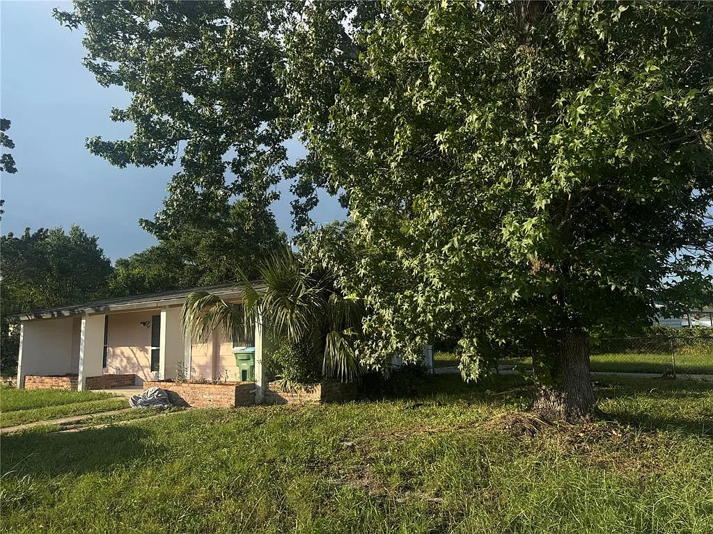 3 bed, 1.0 bath, 1085 sqft, $1,700 — Photo 2