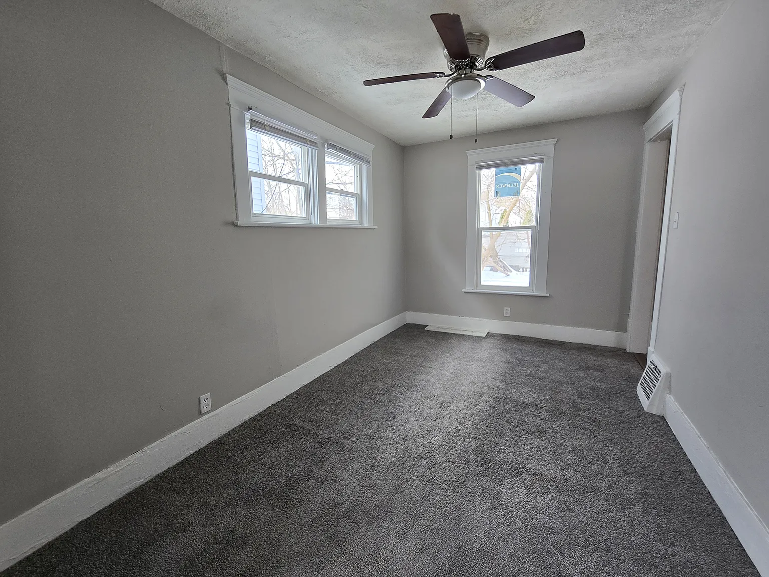 4 bed, 1032 sqft, $1,100 — Photo 3