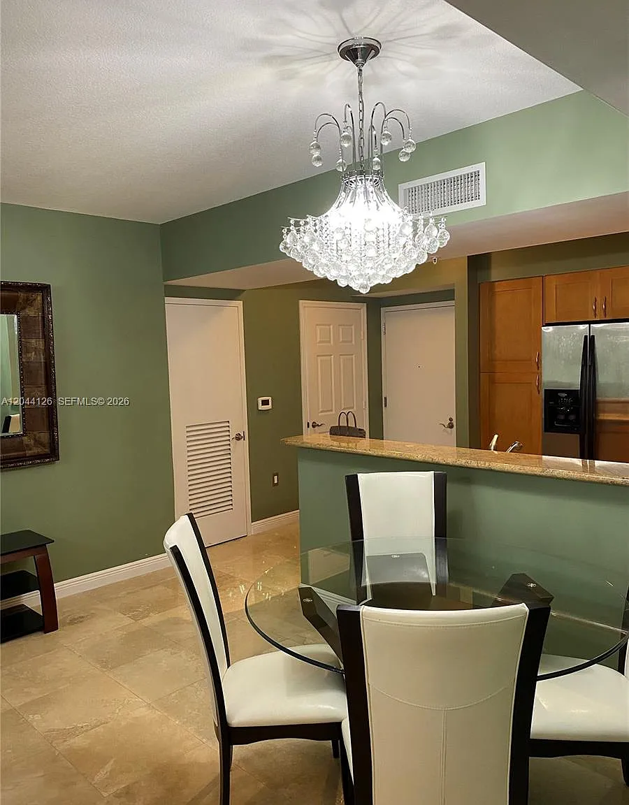Duo Condominium West — Photo 2