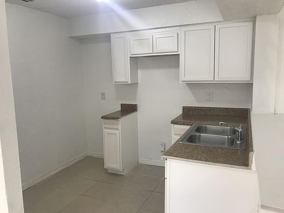 2nd image of 825 W 31st St