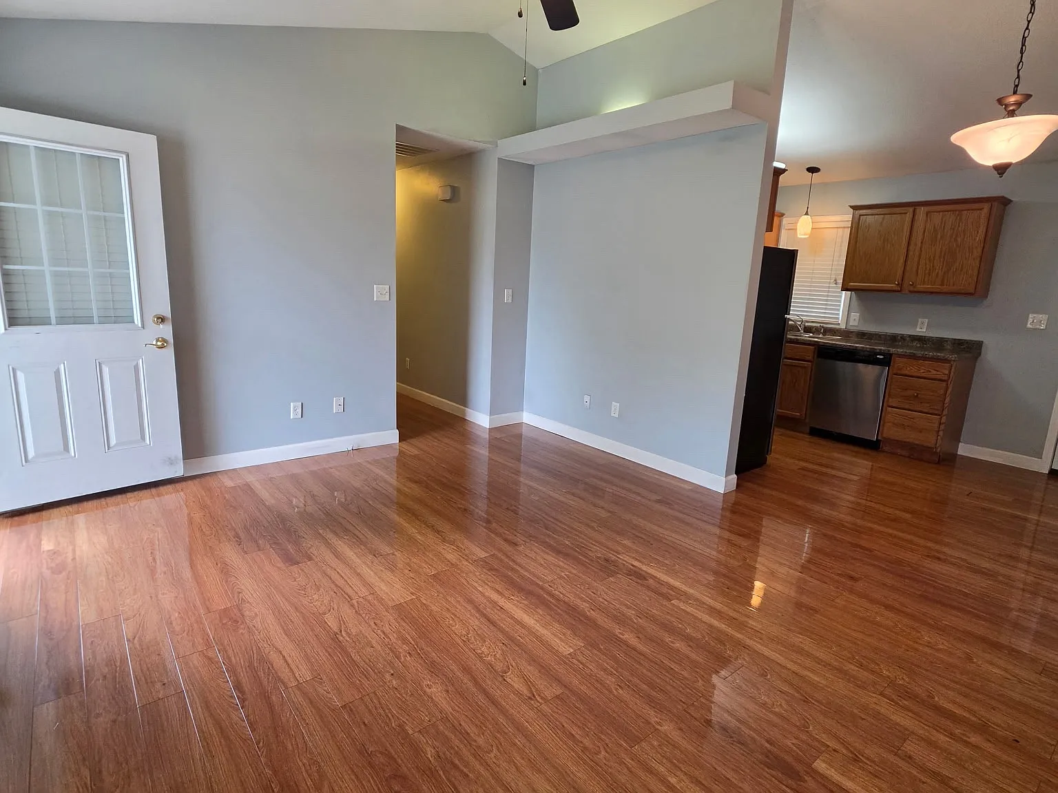 3 bed, 1400 sqft, $1,600 — Photo 2