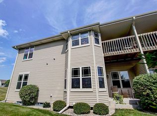 1014 E Woodview Ct APT 4, Slinger, WI 53086