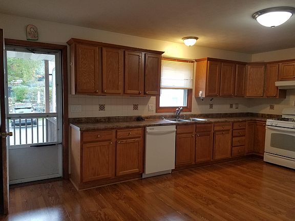 Large EIK with dishwasher