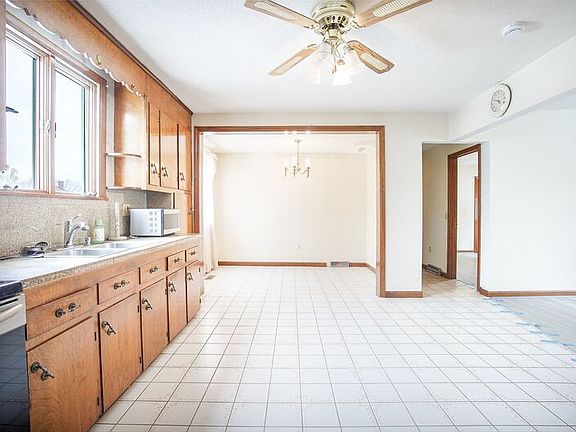 3rd image of 13 1/2 Weston St Unit 1
