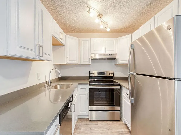 424 Callan Ave — Photo 2
