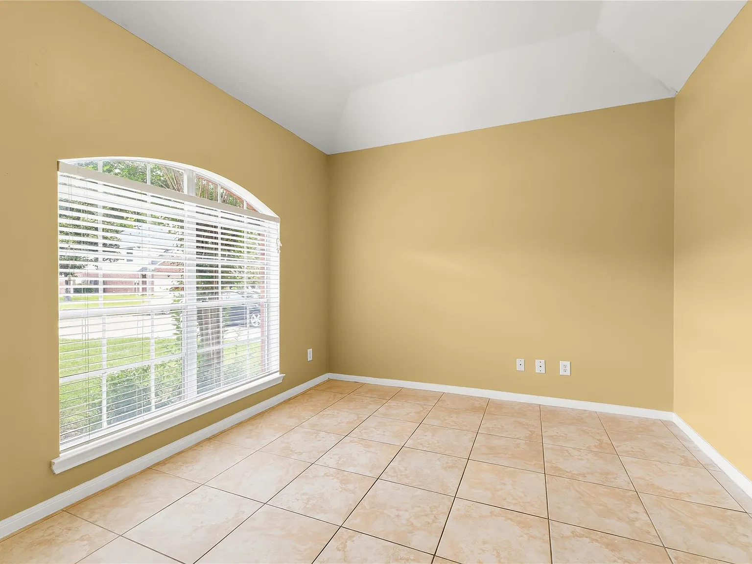 4 bed, 2.5 bath, 3145 sqft, $2,500 — Photo 4