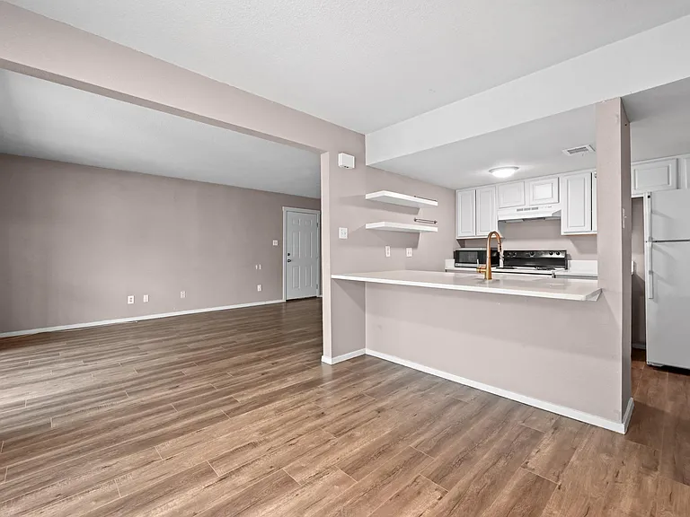 2124 Burton Dr #204 — Photo 3