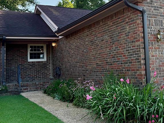 3rd image of 211 Allen Ct