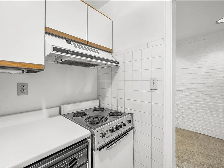 6007 Walnut St #12 — Photo 8