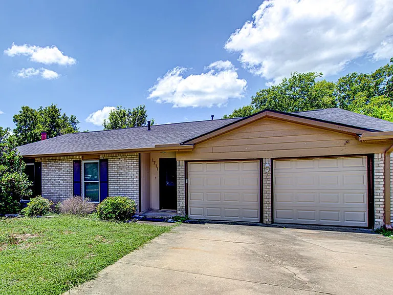 1711 Cricket Hollow Dr — Photo 1