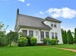 191 Ferncroft Rd, Mineola, NY 11501