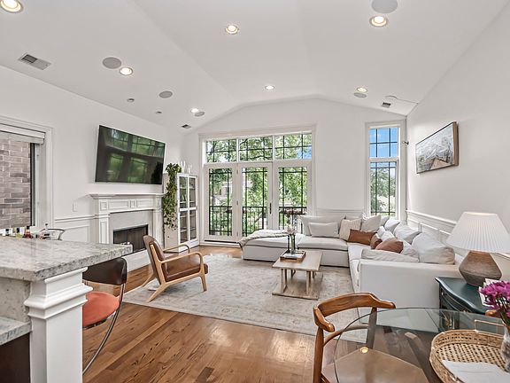 2nd image of 1520 W Diversey Pkwy #3