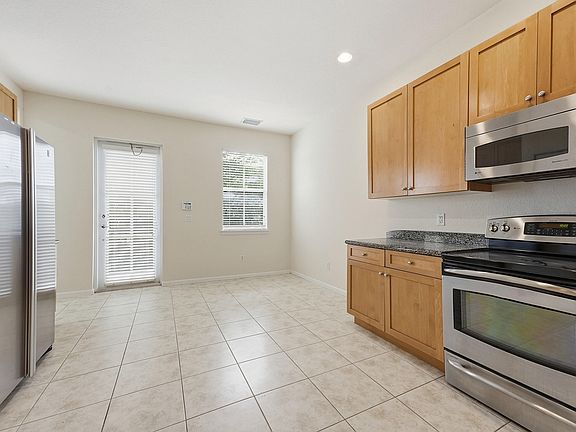 5th image of 425 Greenwich Circle #204