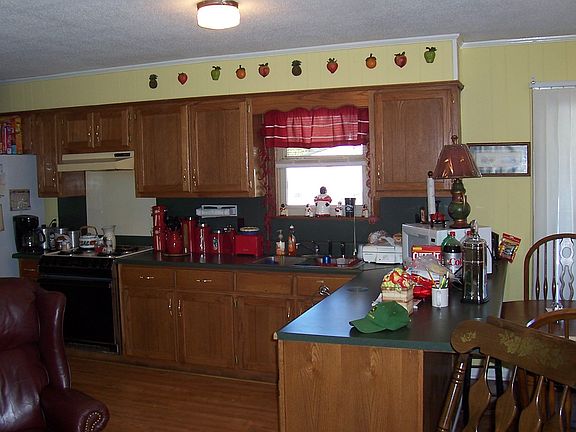 Kitchen w/oak cabinets and pergo floor