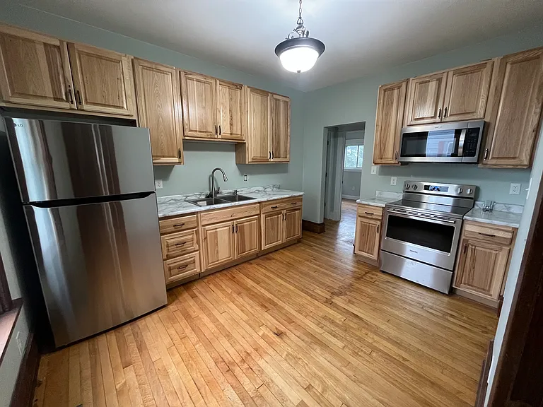218 E Sumner St — Photo 4