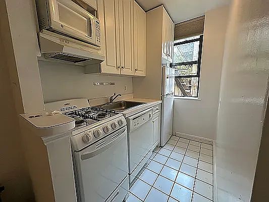 3rd image of 426 E 81st St APT 1D