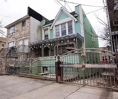 1st image of 635 Saint Lawrence Ave