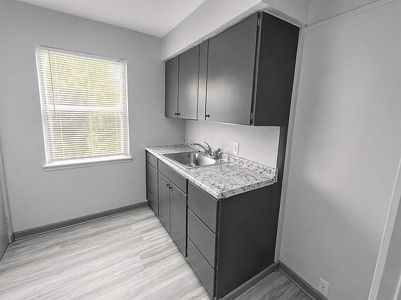 2nd image of 3552 Stanford Pl #3552
