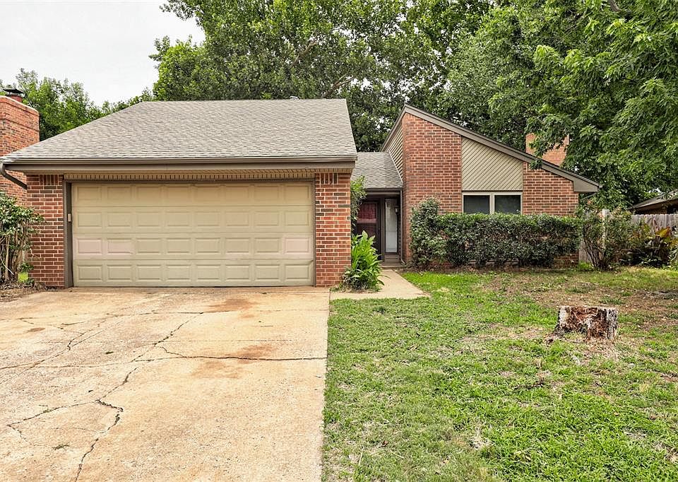 1st image of 605 Springwood St