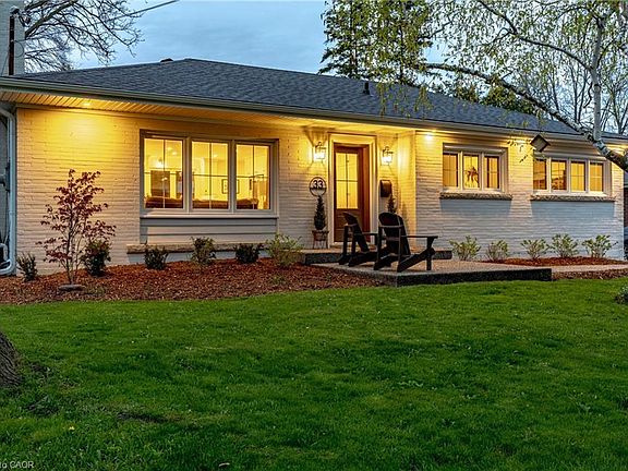 5th image of 33 Mayfair Ave