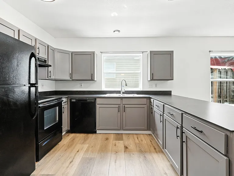 10033 N Lombard St — Photo 15