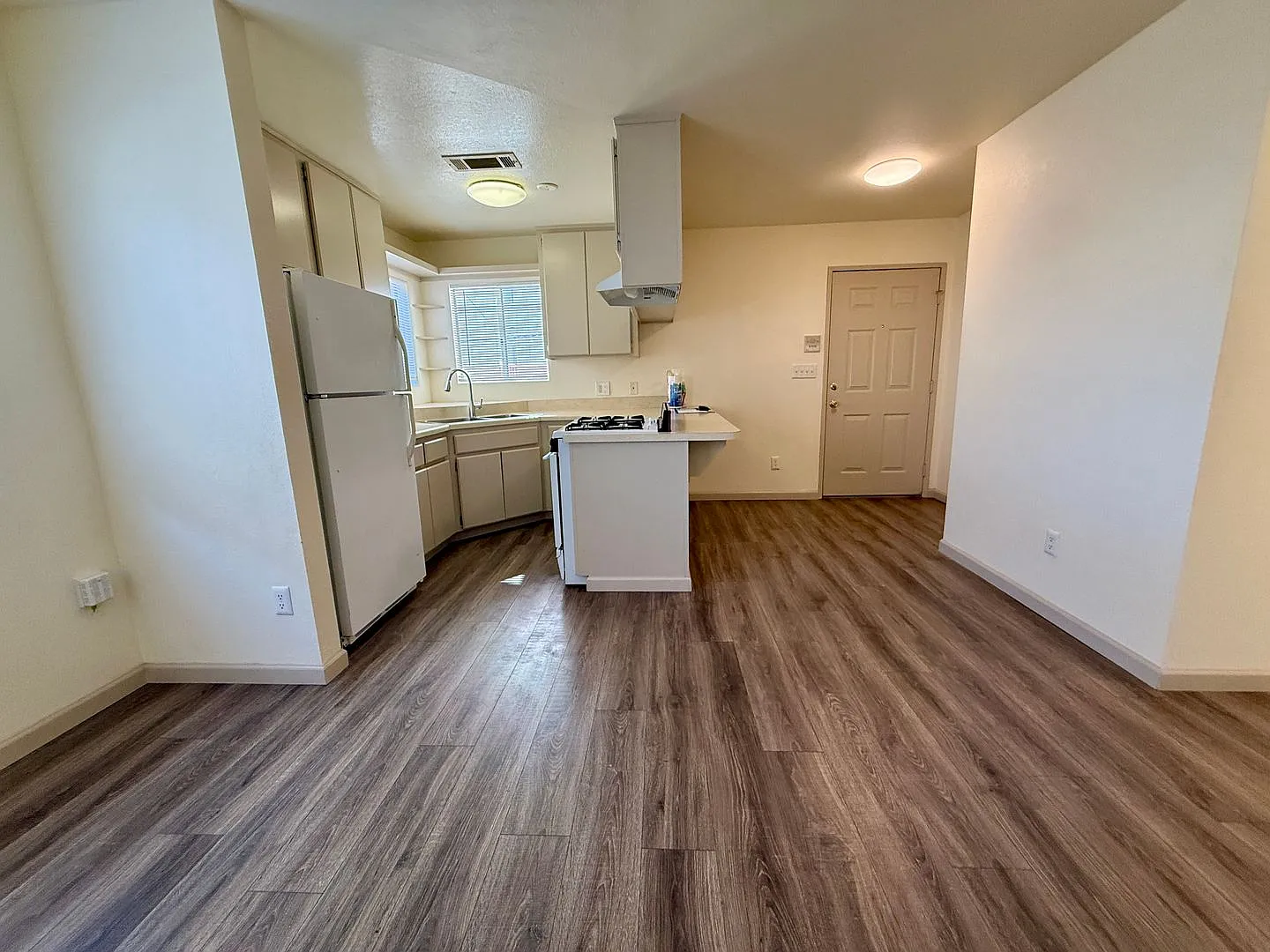 Charming 1 Bedroom Apartment in the Heart of North Park! Air Conditioning! Off Street Parking! — Photo 1