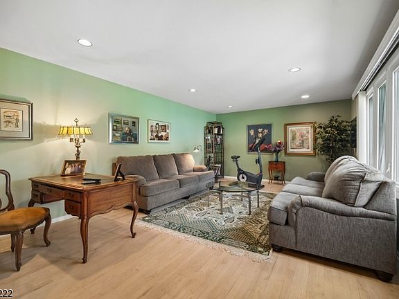 4th image of 12 Arbor Ct