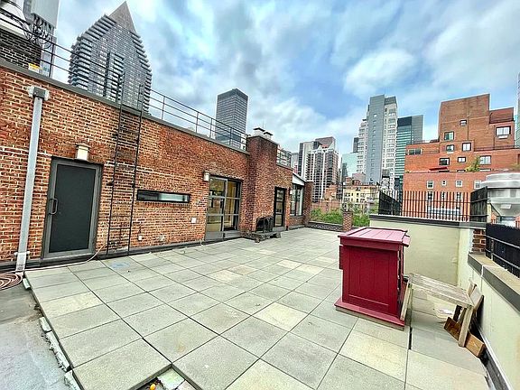2nd image of 361 E 50th St #I