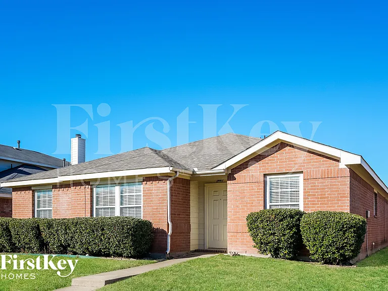 2447 Mallory Ln — Photo 2