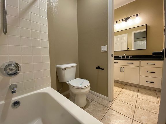 5th image of 409 Lexington Cir