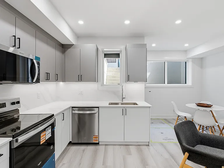 587 Oakwood Ave — Photo 17