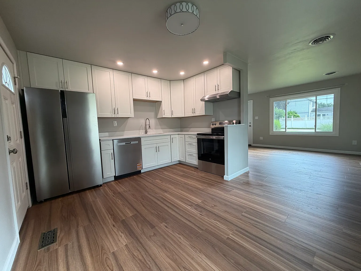 4 bed, 1.5 bath, 1300 sqft, $1,695 — Photo 2