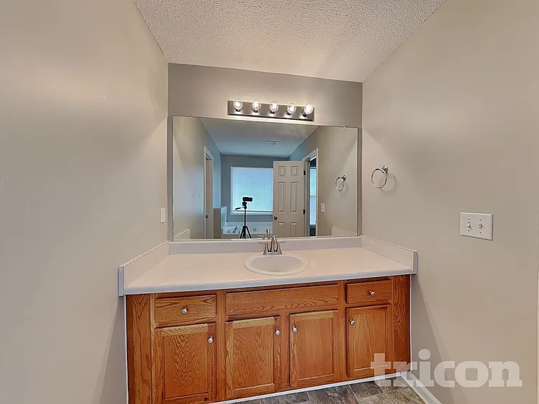 57 Honeysuckle Ct — Photo 8