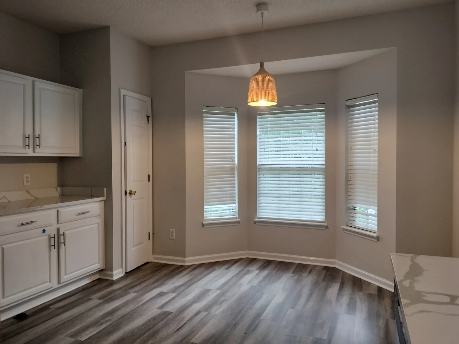 4 bed, 2.5 bath, 2400 sqft, $4,850 — Photo 4