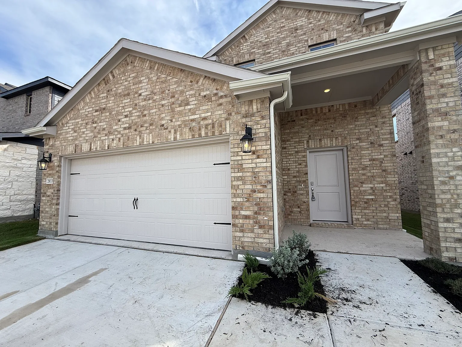 4 bed, 2418 sqft, $2,495 — Photo 2